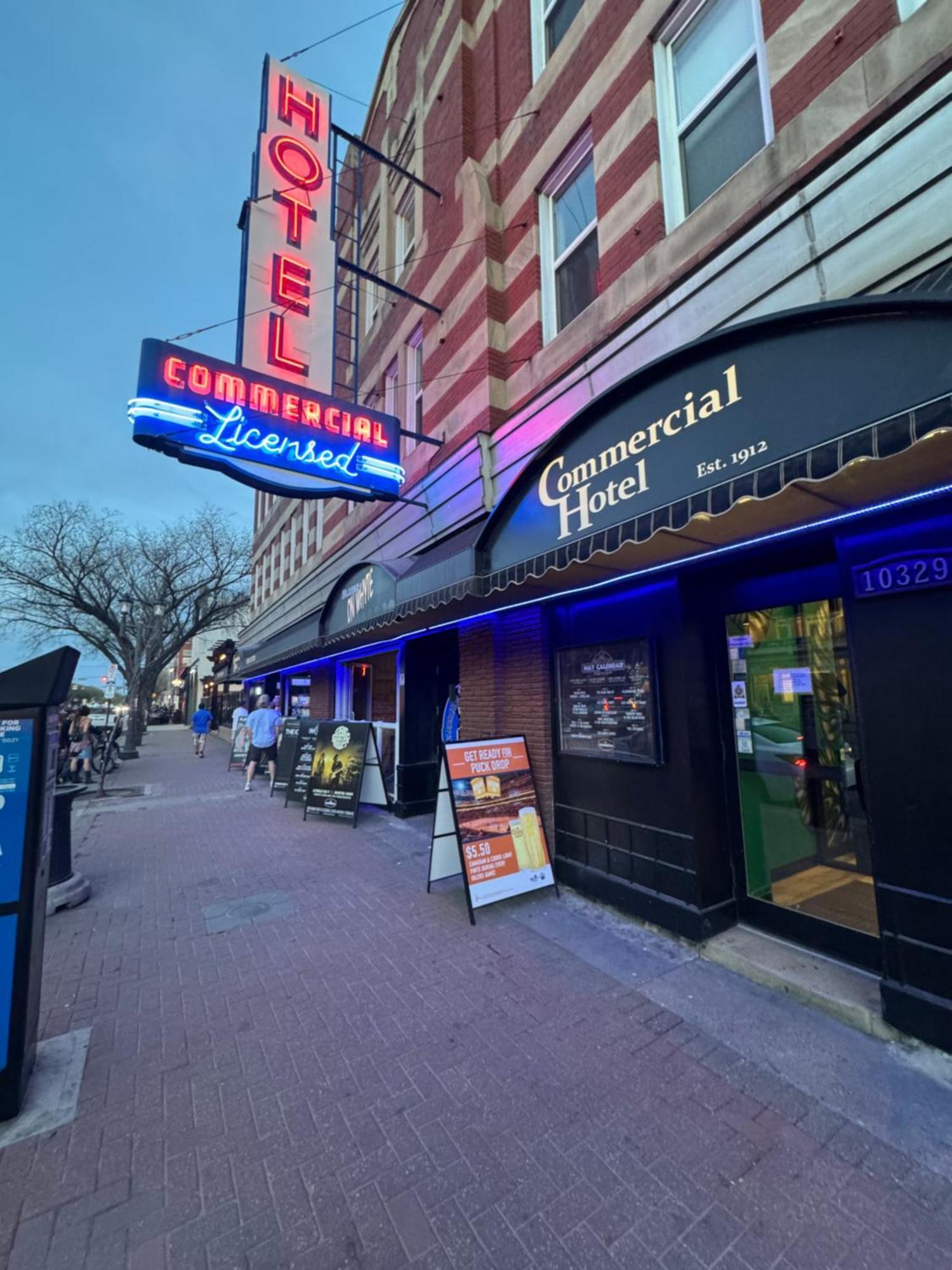 Commercial Hotel Edmonton Esterno foto