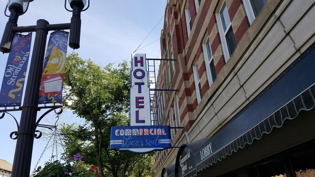 Commercial Hotel Edmonton Esterno foto